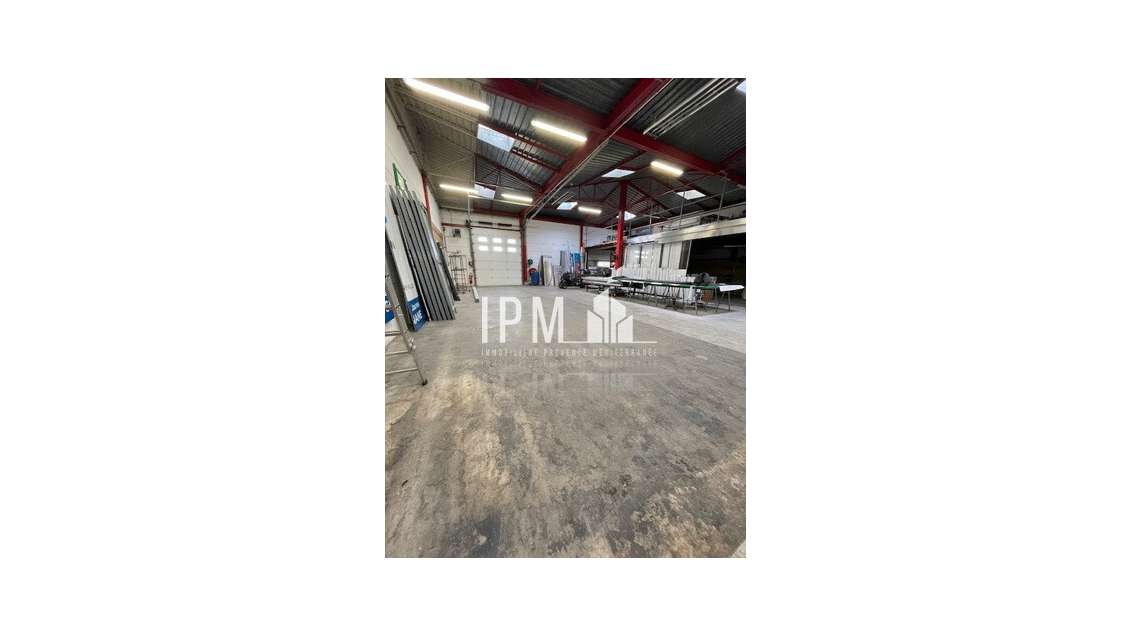 Local d'activités 696m² à louer Marseille 13011