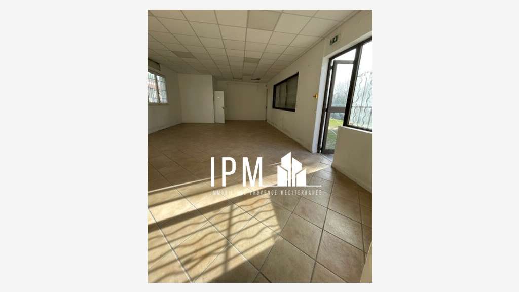 Local d'activités 80m² à louer à Marseille 13015