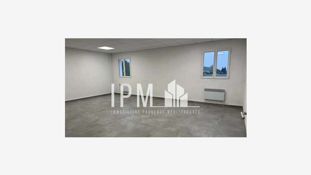 A louer local 185m² à Aubagne  zone de Napollon