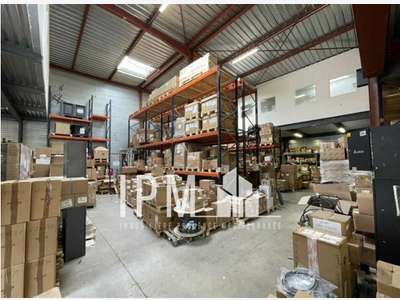 Loue local d'activités 1.250m² à Aix en Pce 13100
