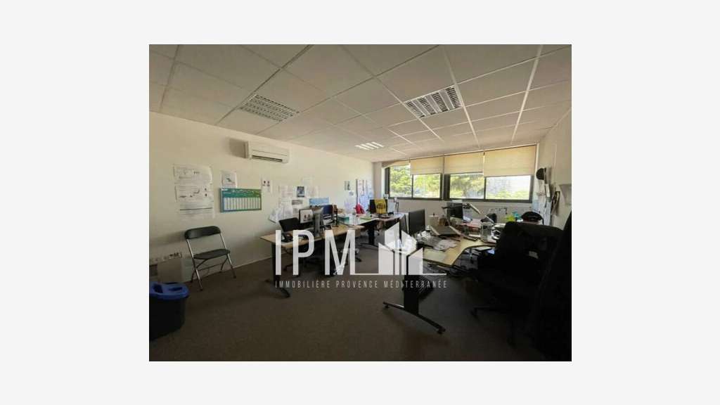 Loue local d'activités 1.250m² à Aix en Pce 13100