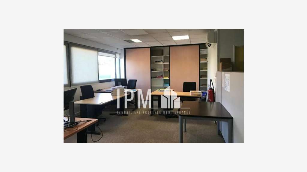 Loue local d'activités 1.250m² à Aix en Pce 13100
