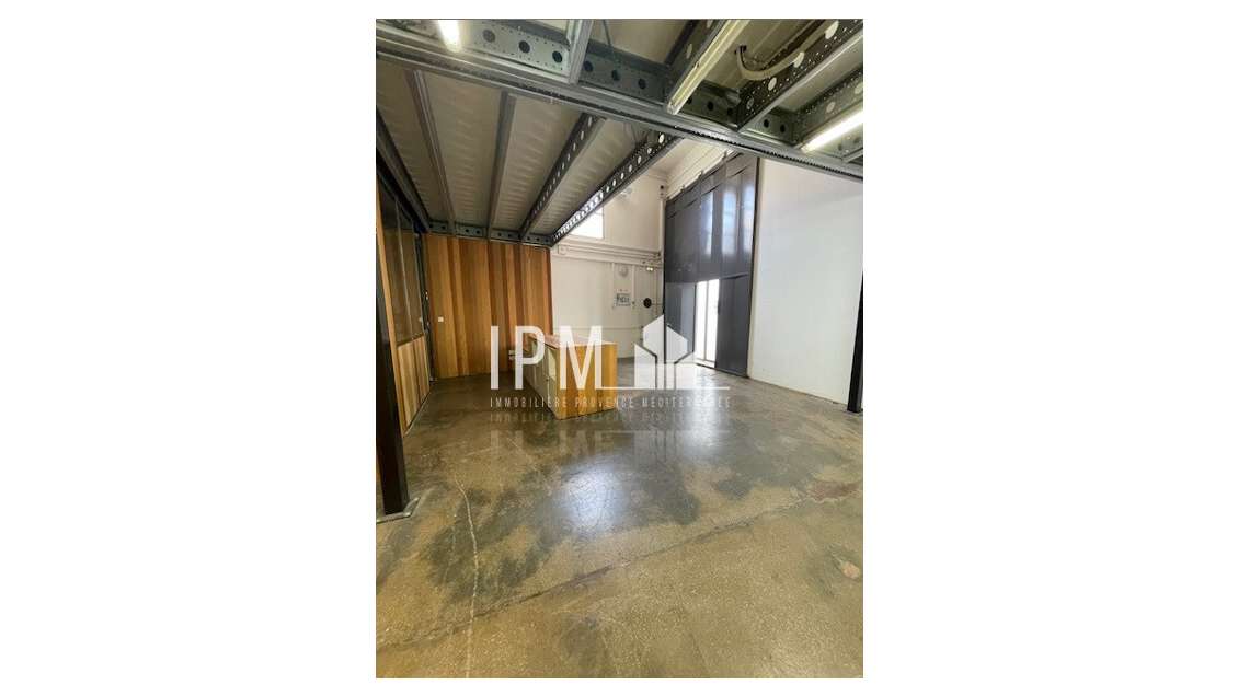 A louer local 1335m² Vieille Chapelle  13008