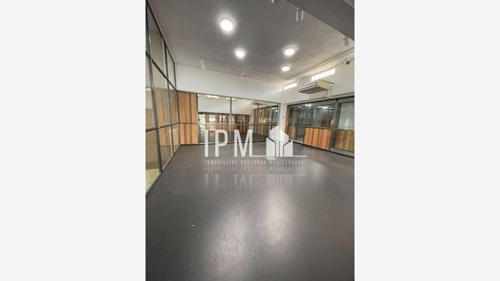 A louer local 439m² Vieille Chapelle Marseille 8e