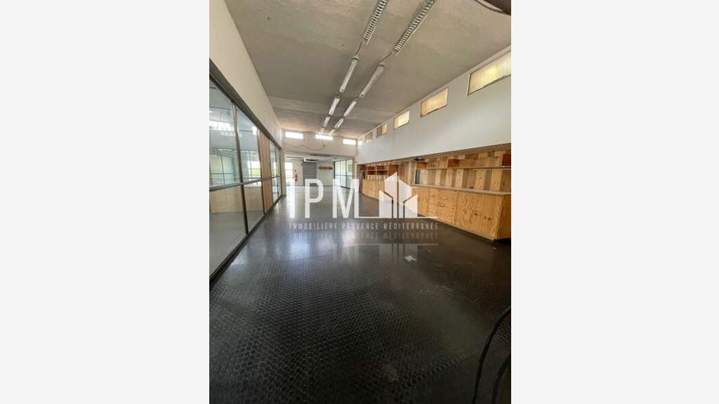 A louer local 439m² Vieille Chapelle Marseille 8e