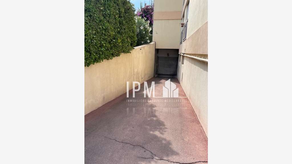 A louer local 327m² Vieille Chapelle 13008
