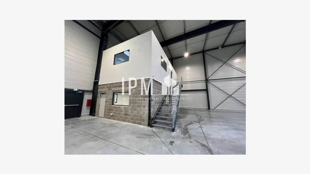 A louer local d'activité 1095 m² NIMES 30000