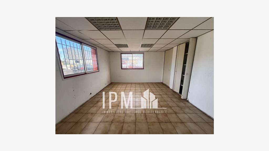 A louer local activités 630m² à Pertuis St Martin