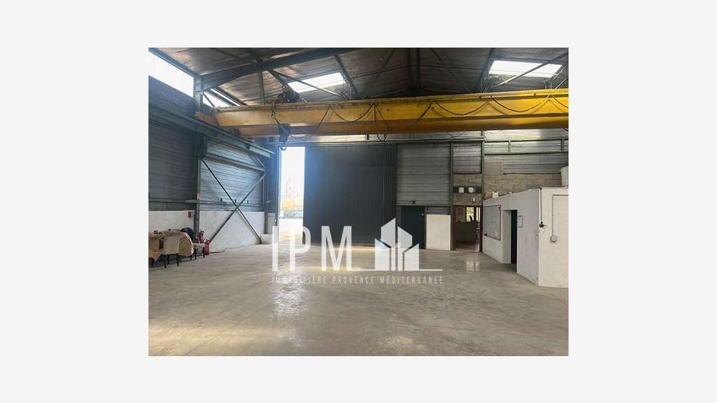 A louer local activités 630m² à Pertuis St Martin