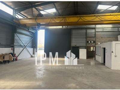 A louer local activités 630m² à Pertuis St Martin
