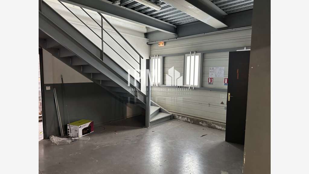 A louer local activités 218m² ZA St Martin Pertuis