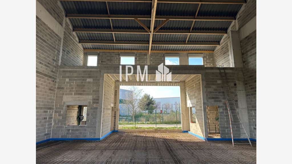 A louer local activités 138m² divisible ZI Rognac