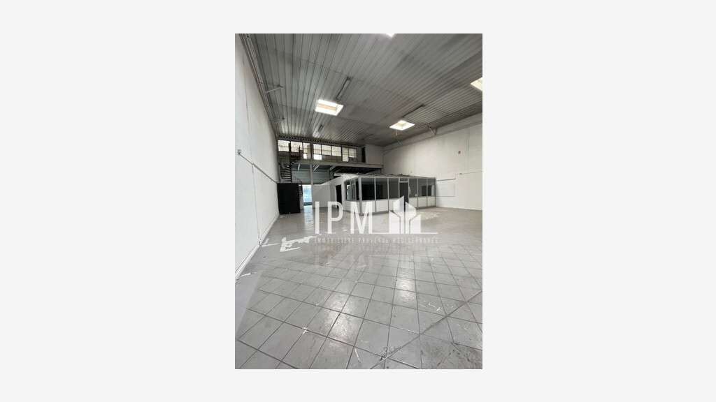 A louer local d'activités 613m² LA BARASSE 13011