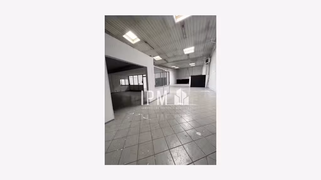 A louer local d'activités 613m² LA BARASSE 13011