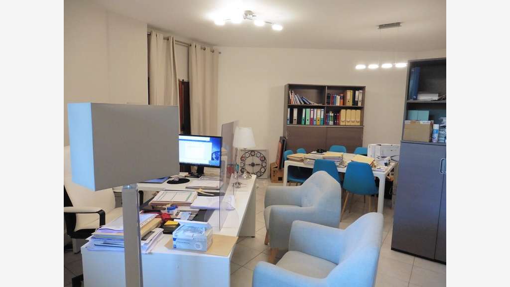 A louer bureaux 103m² à Nîmes Quai De La Fontaine