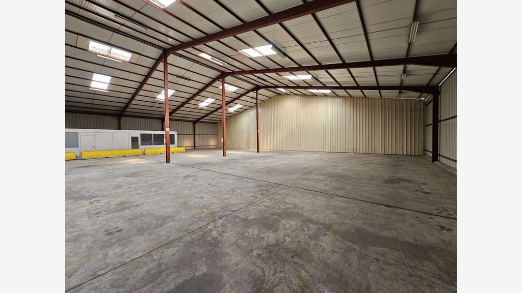 Local stockage 1050m² à louer au Sud Est d'Angers