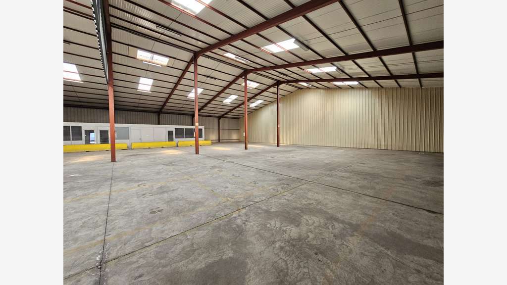Local stockage 1050m² à louer au Sud Est d'Angers