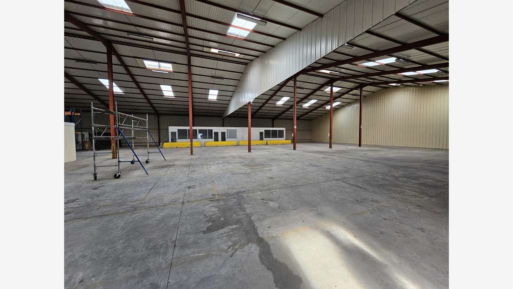 Local stockage 1050m² à louer au Sud Est d'Angers