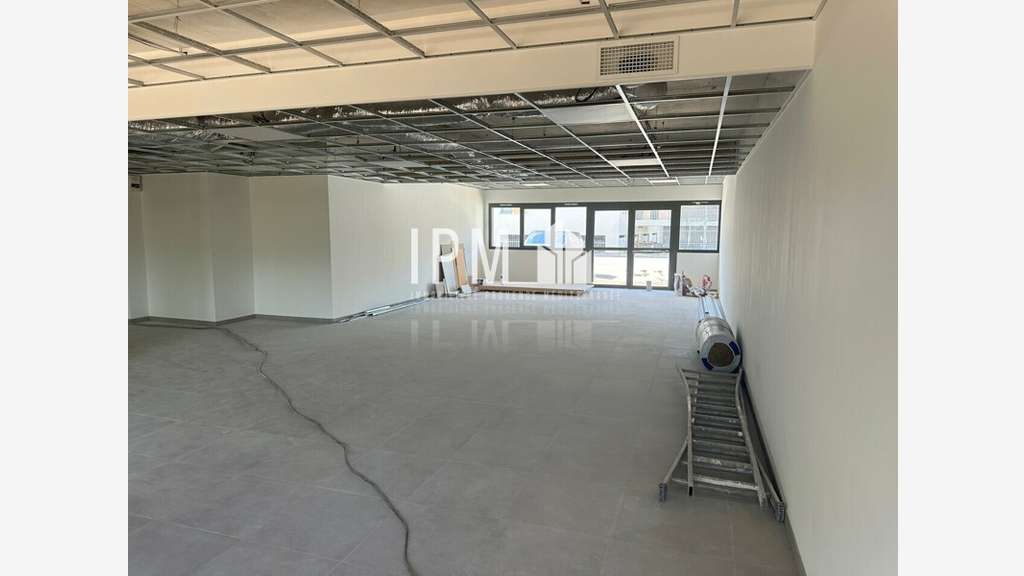 A louer local divisible 255m² Aubagne ZA Napollon