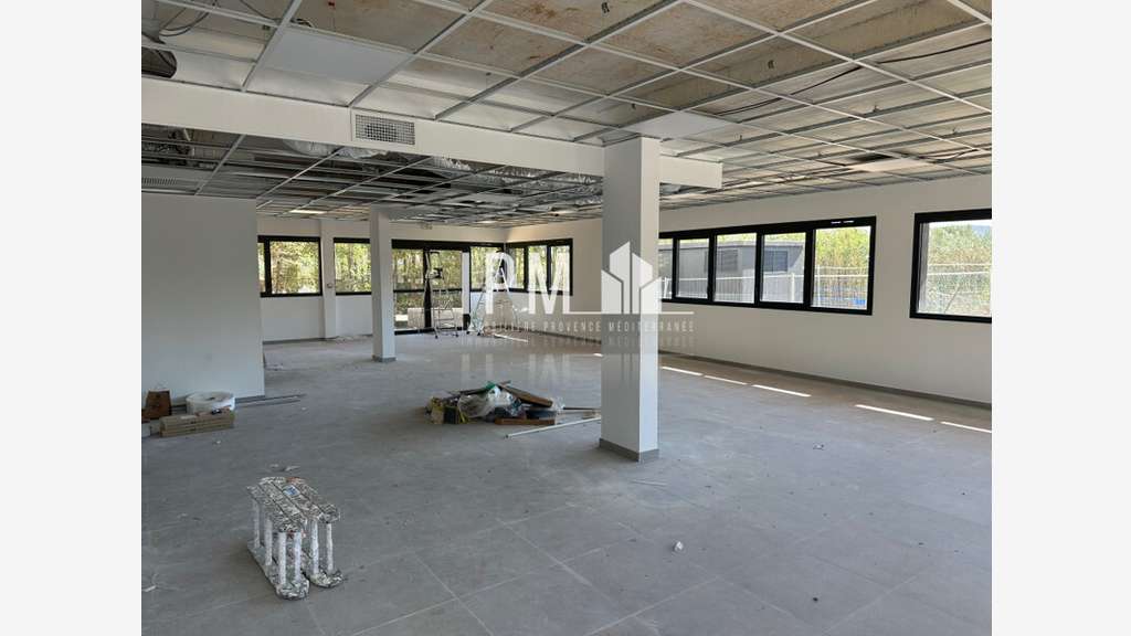 A louer local divisible 255m² Aubagne ZA Napollon