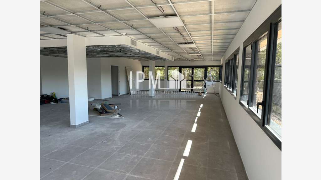 A louer local divisible 255m² Aubagne ZA Napollon