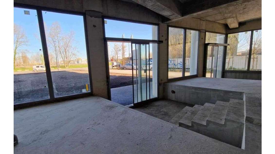 A louer local 122m² Rive Droite Bordeaux Brazza