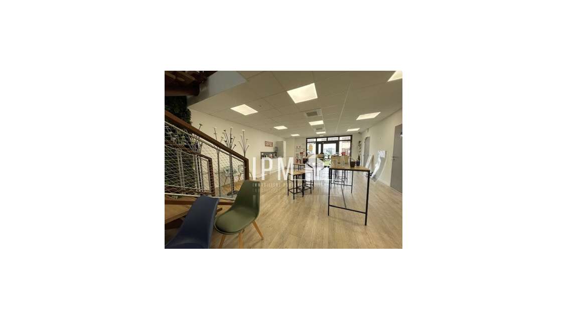 Local mixte 642m² à louer zone d'activité Gémenos 