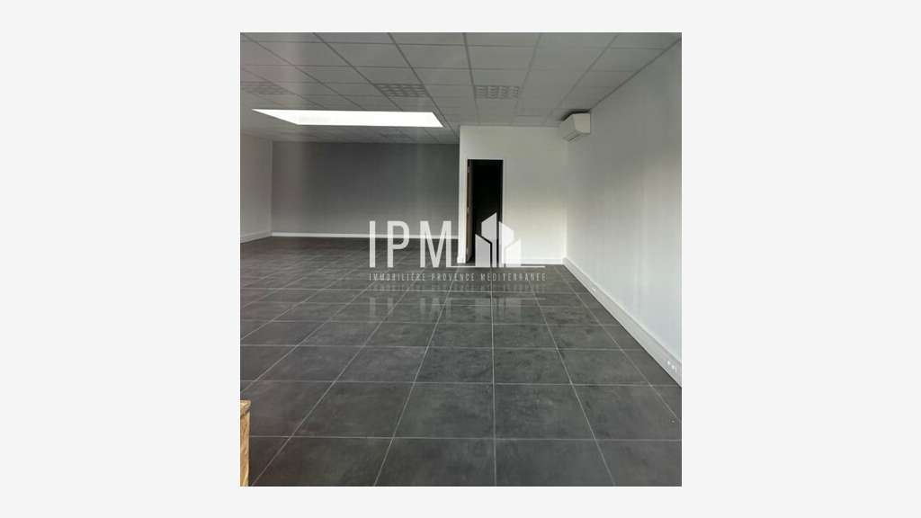 A louer local 181m² à Roquevaire ZAC de St Estève