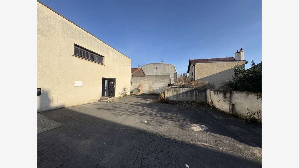 À louer local industriel 1326m² à Colombes 