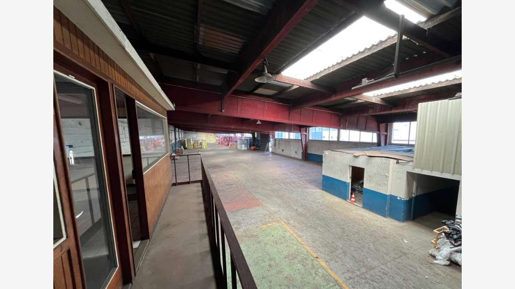 À louer local industriel 1520m² à Sandouville 