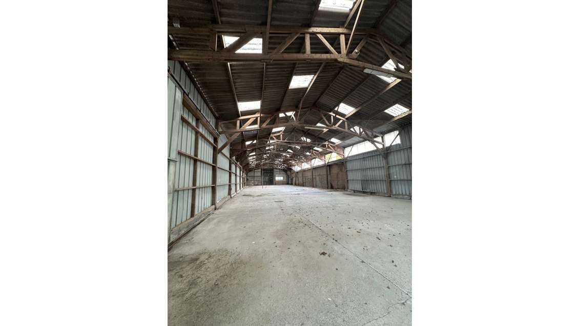 A louer local d'activité 2388m² à 2km de Lanrodec