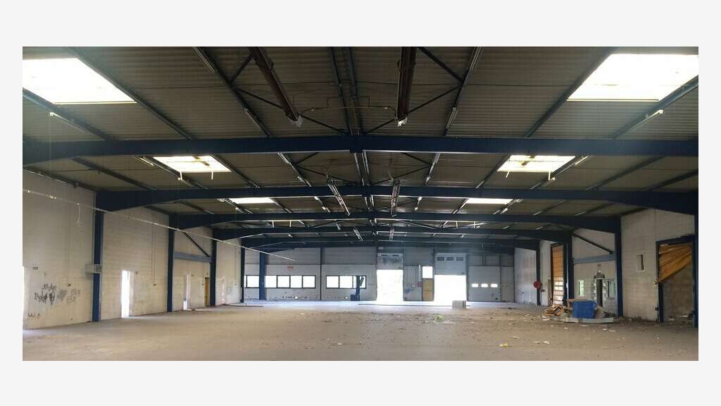 A louer local 2.725m² + parking au Pontet