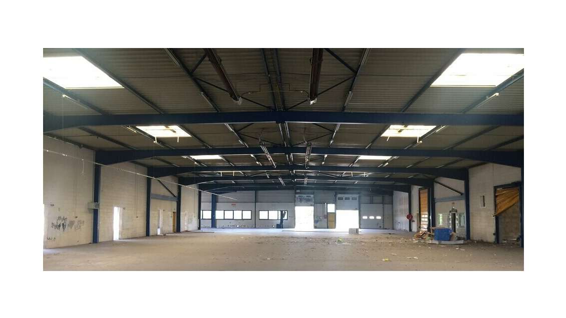 A louer local 2.725m² + parking au Pontet