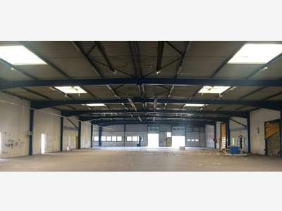 A louer local 2.725m² + parking au Pontet