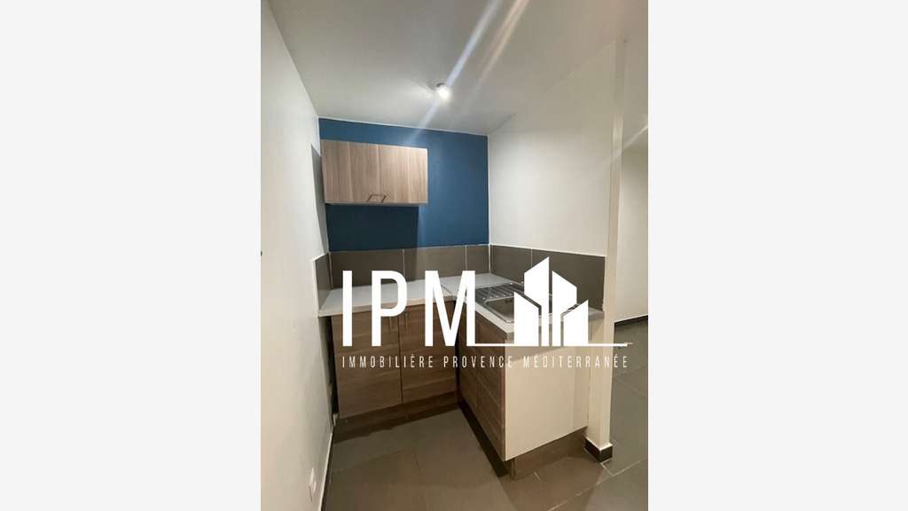Local 70m² à louer 13006 Marseille Lodi