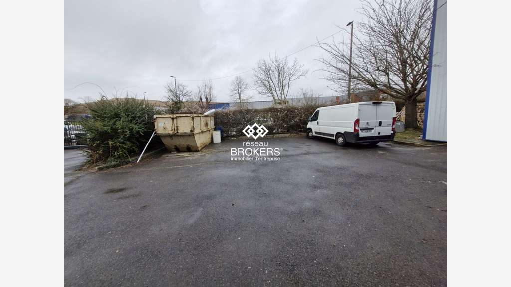 A louer local mixte 350m² à Chelles A104 A4