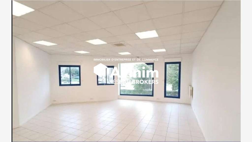 A louer local mixte 350m² à Chelles A104 A4
