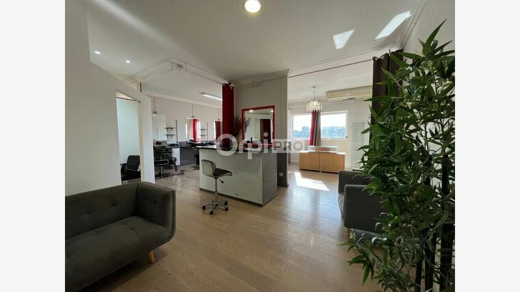 A louer local mixte 113m² au Lamentin Place Armes