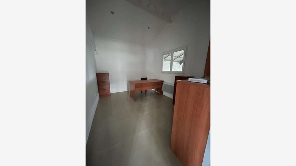 Local 280m² à louer à Peyrolles 13860 