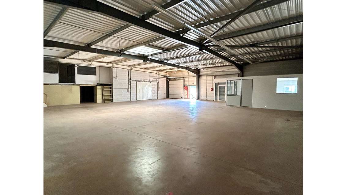 A louer local d'activité 420m² à Montélimar Sud