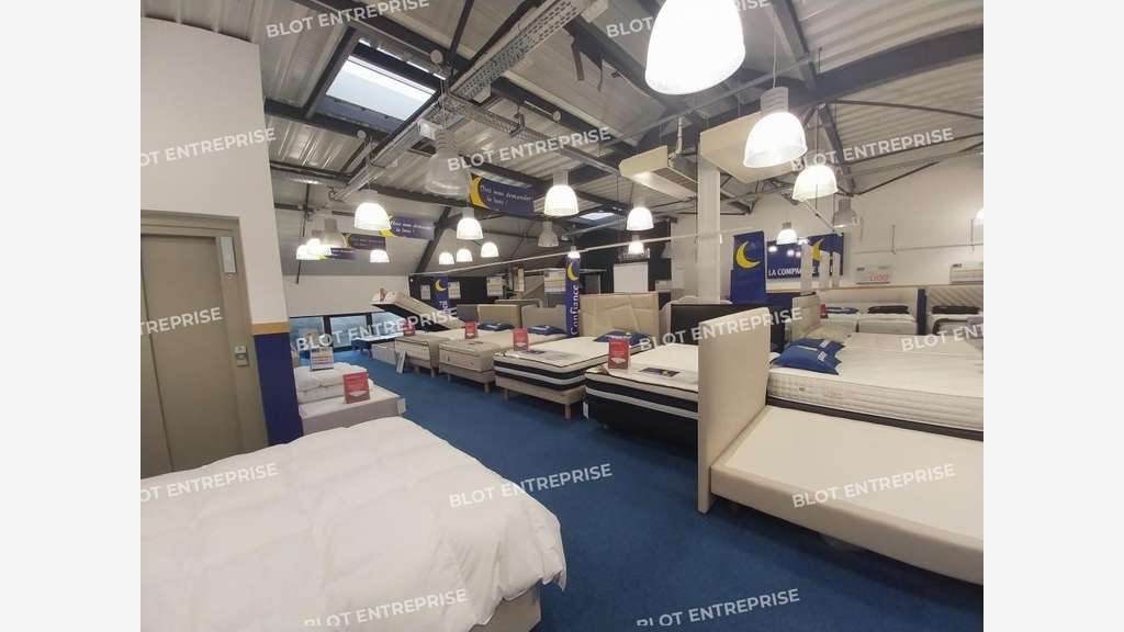 A louer locaux commerciaux 340m² PMR à Guérande