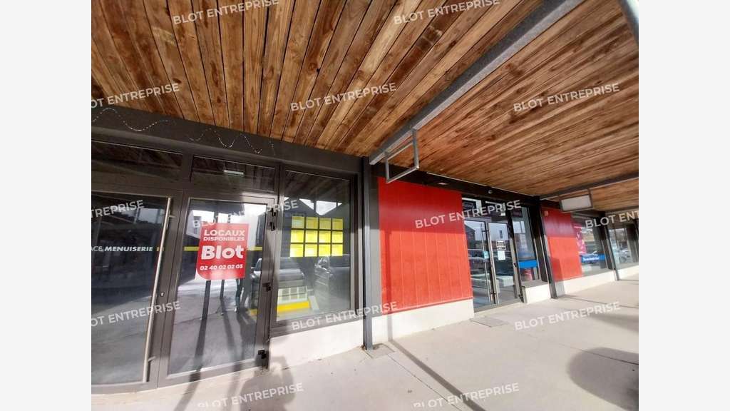 A louer locaux commerciaux 340m² PMR à Guérande