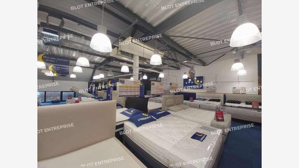 A louer locaux commerciaux 340m² PMR à Guérande