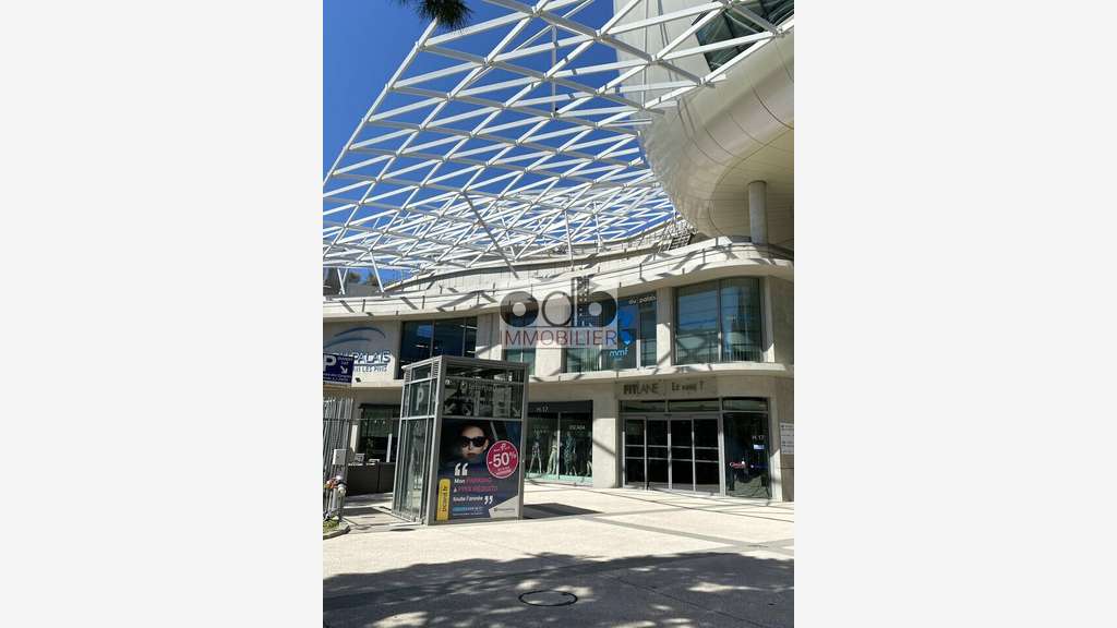 A louer local pro et commercial de 308m² à Antibes