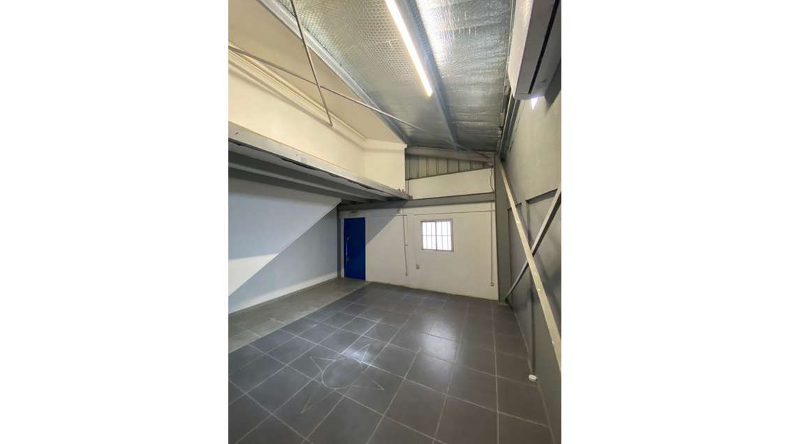 A louer local professionnel 27m ZF de Dillon à FdF