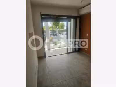 A louer local professionnel rénové 62m² au Gosier