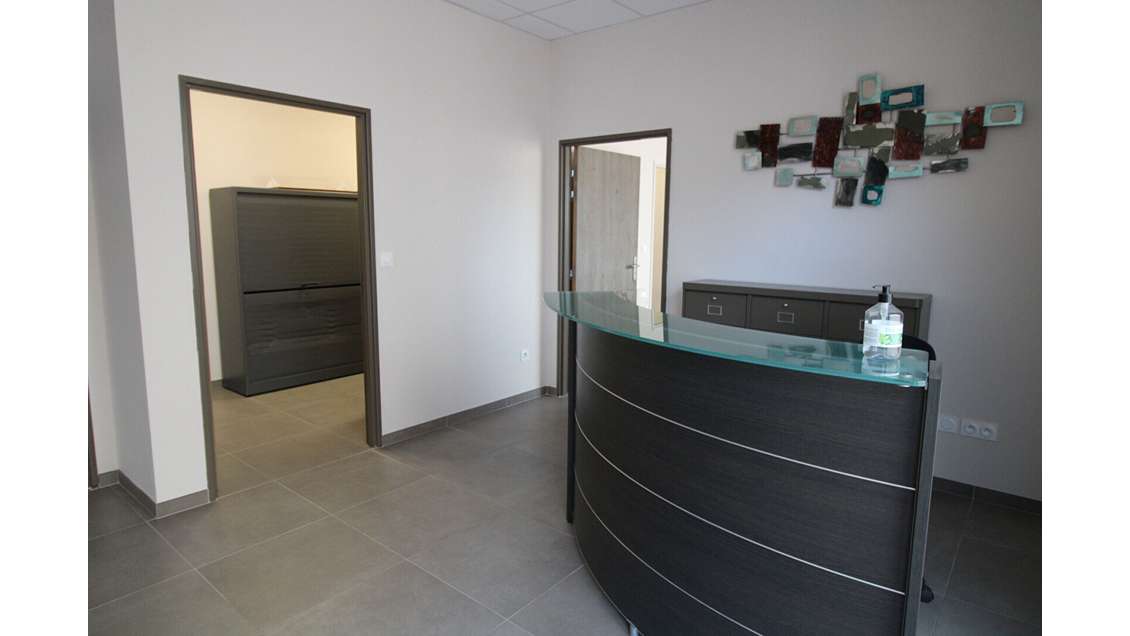 A louer local prof. 79m² proche gare Solliès-Pont