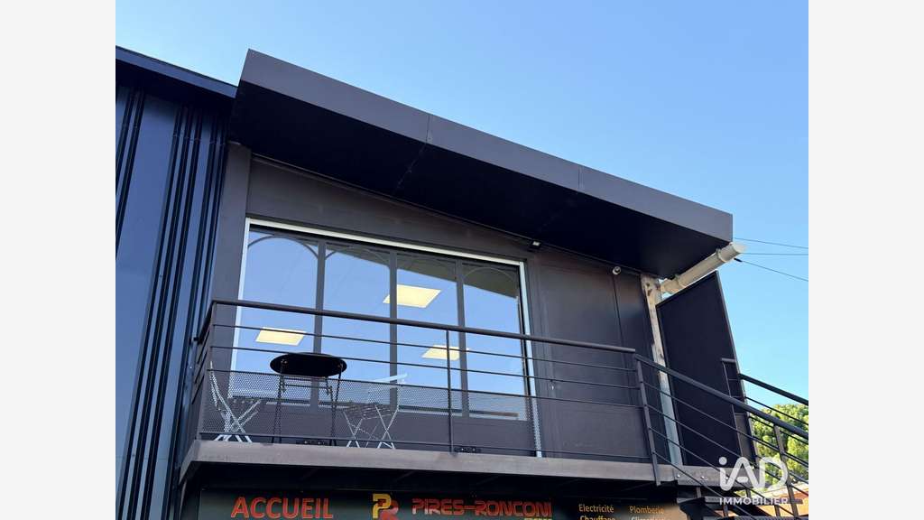 A louer local professionnel 43m² R+1 à St-Restitut