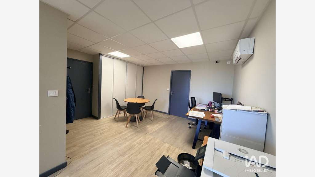 A louer local professionnel 43m² R+1 à St-Restitut
