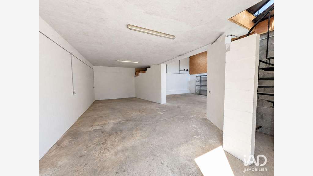 A louer local professionnel 180m² à Sainte-Jalle